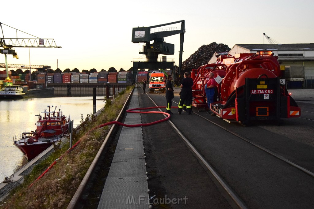 Havarie Wassereinbruch Motorraum beim Schiff Koeln Niehl Niehler Hafen P256.JPG - Miklos Laubert